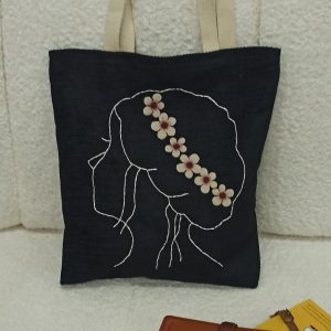 توت بگ مخمل دختر و تاج گل